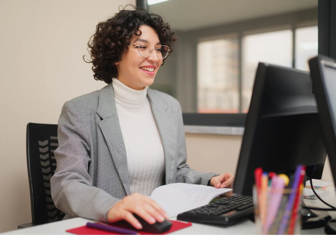Mitarbeiterin bei der Arbeit am Computer