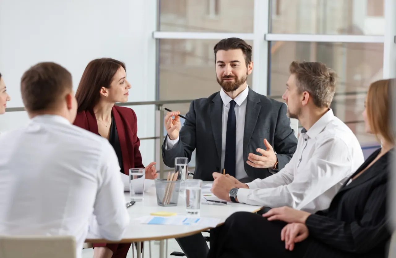 Team bespricht Projektunterlagen an einem Tisch