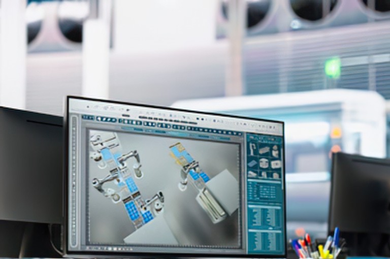 CAD-Arbeitsplatz mit technischer Maschinenkonstruktion in einer Fertigung