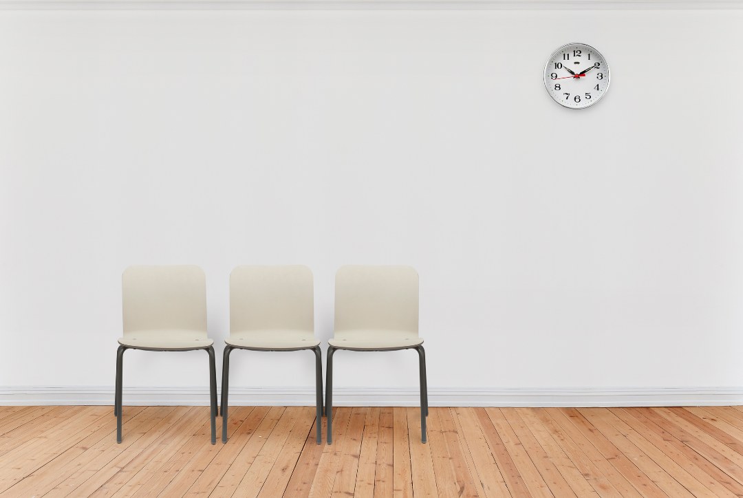 Wartezimmer einer Arztpraxis mit Wanduhr