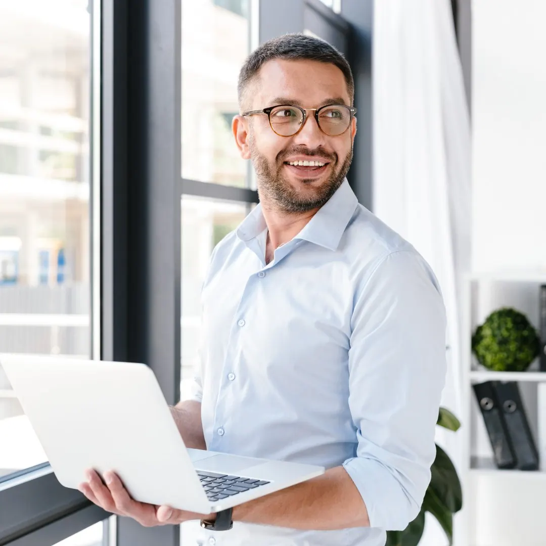 IT-Berater mit Laptop in einem hellen Büro