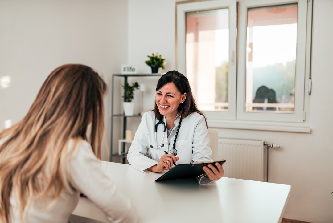 Ärztin im Gespräch mit einer Patientin