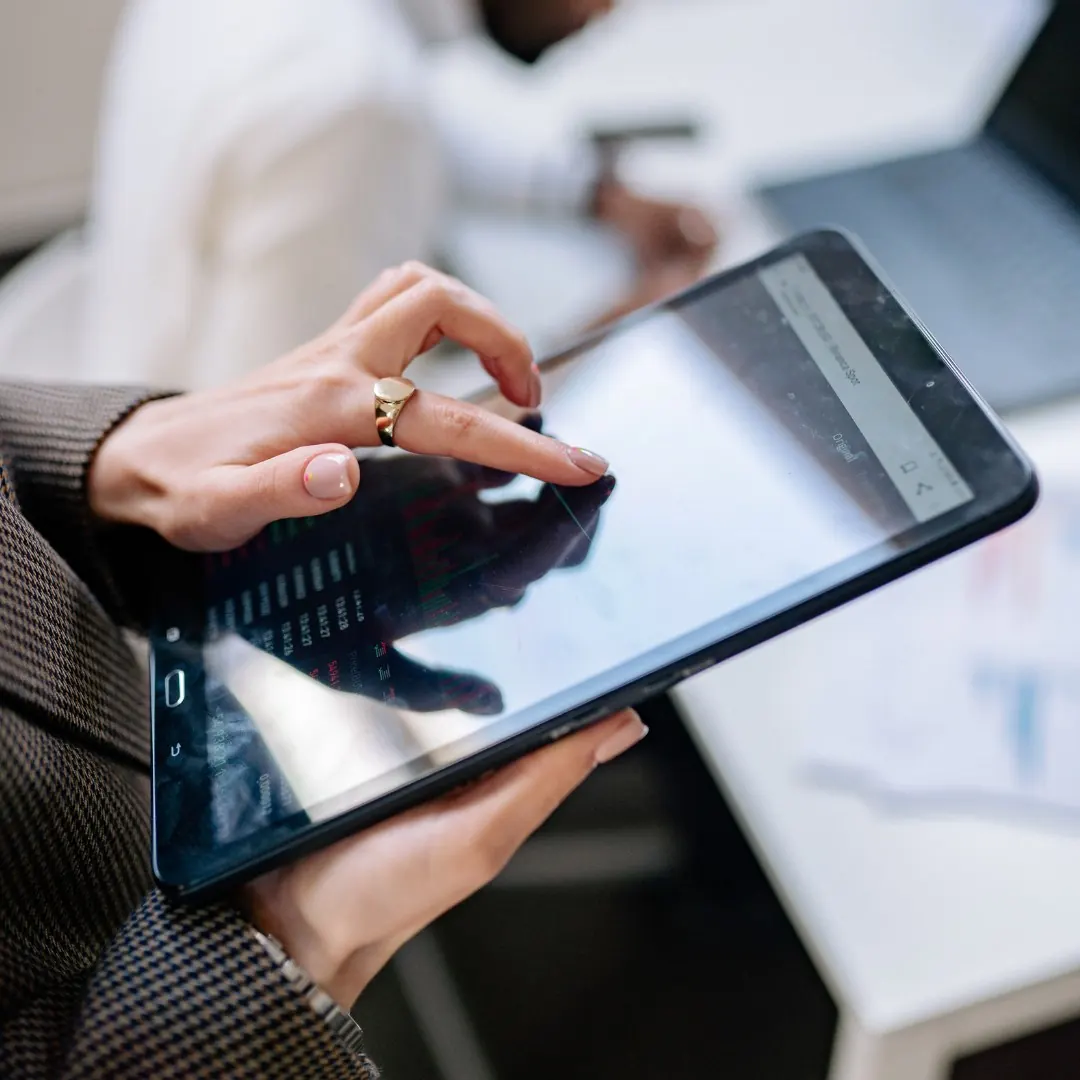 Mitarbeiterin prüft Reservierungsdaten auf einem Tablet