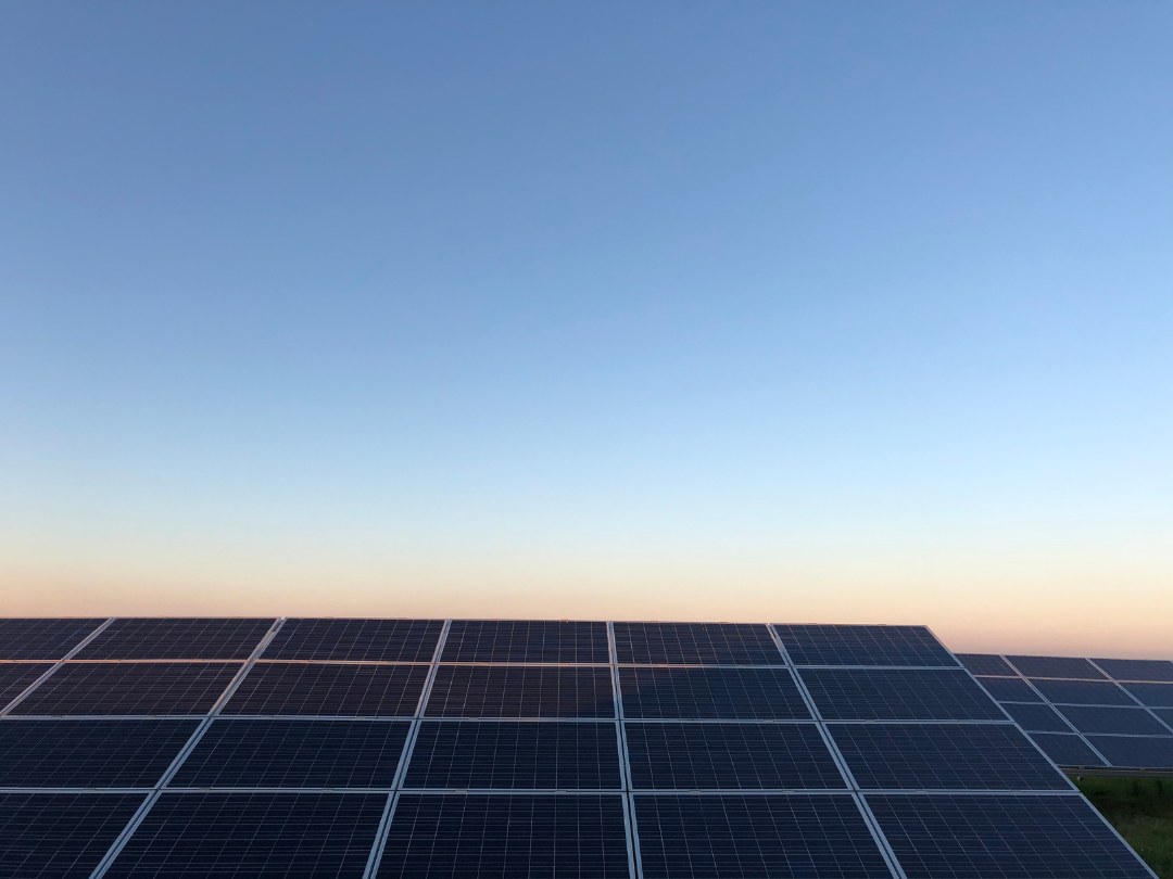 Photovoltaikanlage unter weitem Himmel
