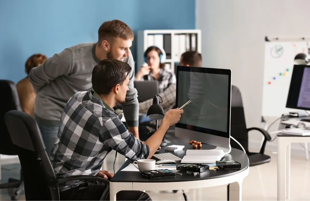 IT-Team arbeitet gemeinsam an einem Arbeitsplatz