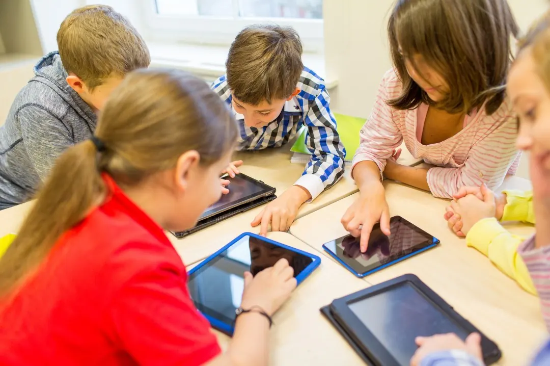 Schulklasse arbeitet mit Tablets im Unterricht