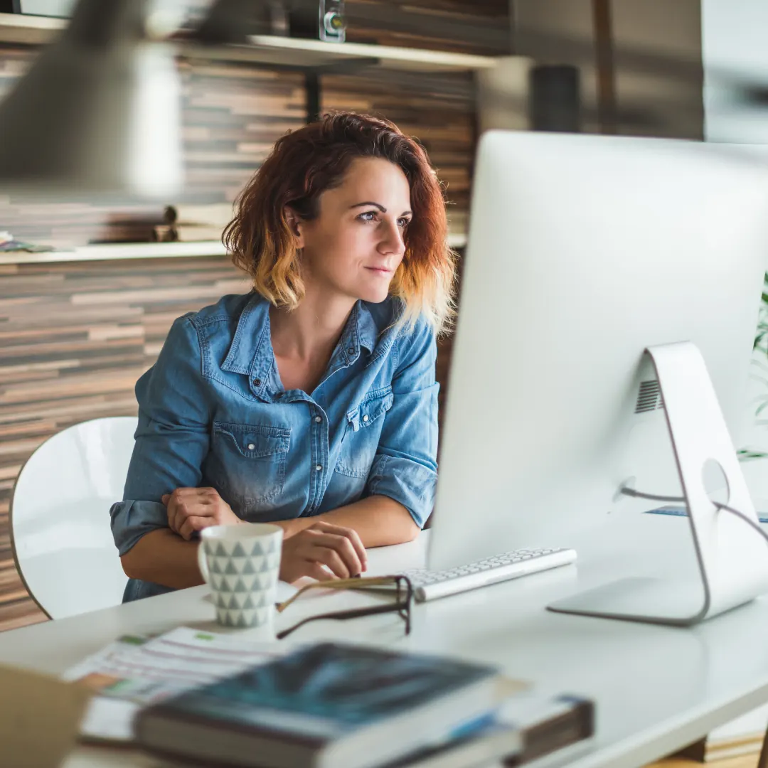 Arbeitsplatz mit Bildschirm in einem Büro