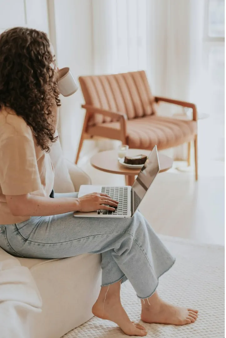 Gast arbeitet entspannt mit Laptop in der Lounge