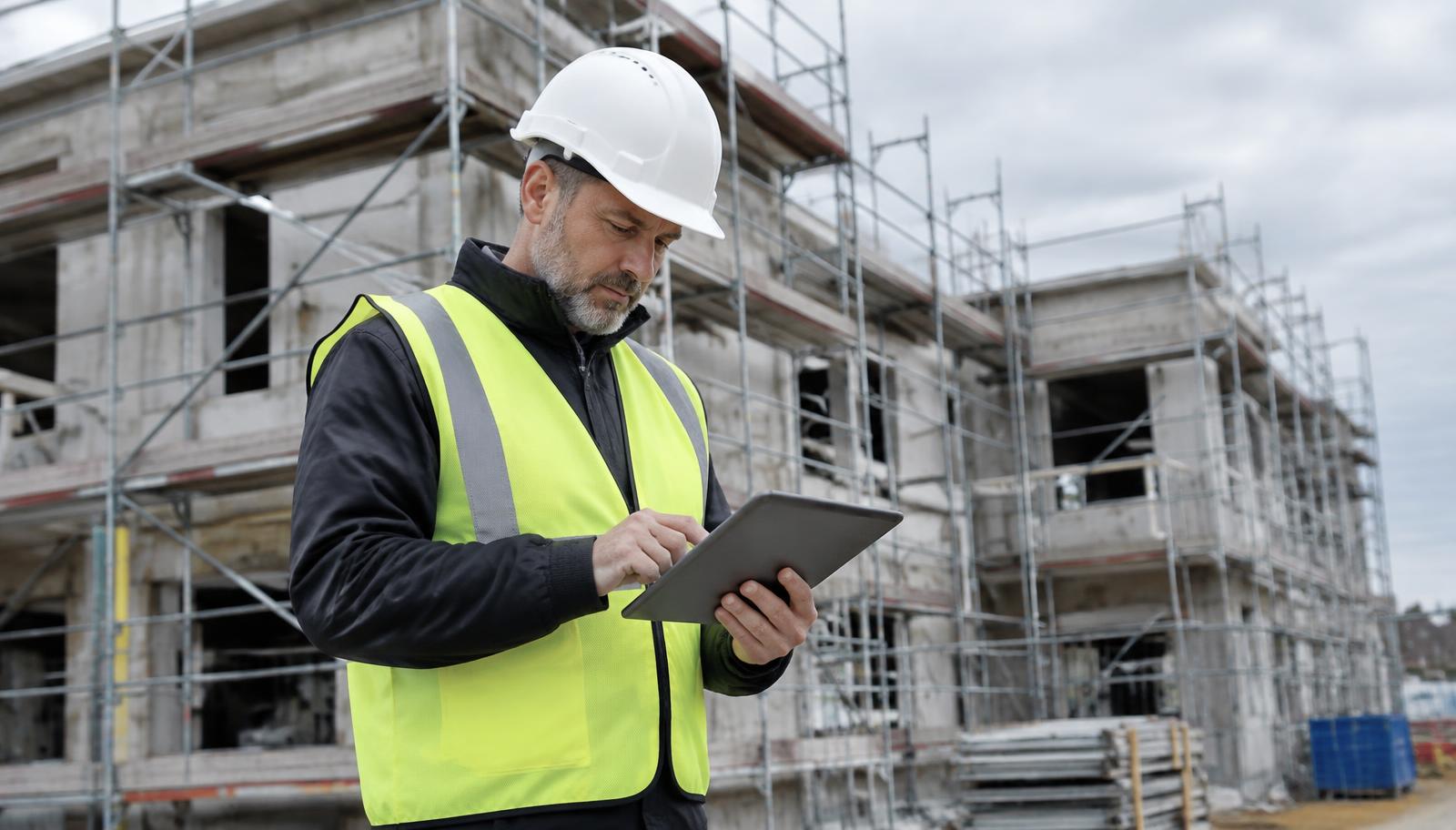 Bauleiter mit Tablet auf einer Baustelle